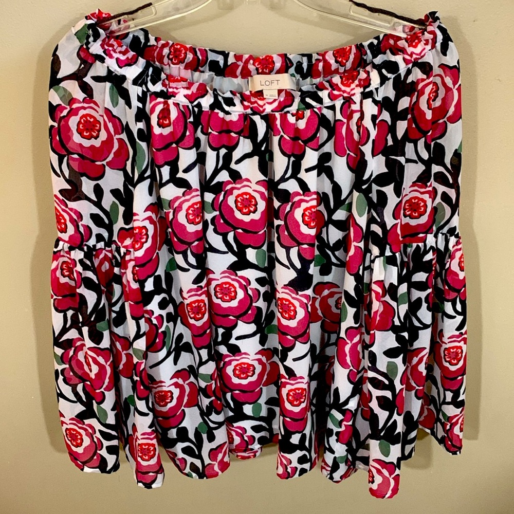 Beautiful pink floral blouse. Can be worn on or off the shoulder.